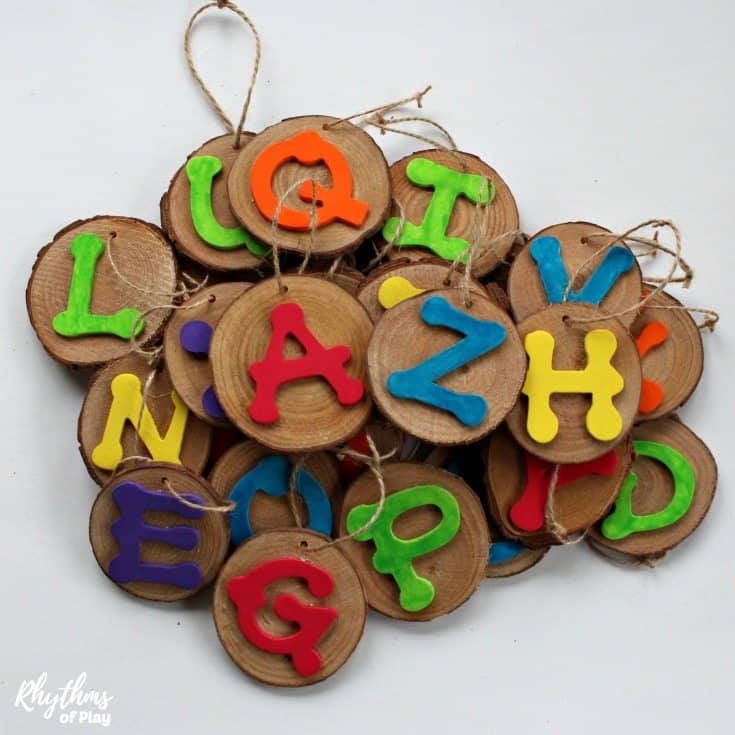 Rustic alphabet wood slice ornaments are a super fun book-inspired nature craft and literacy activity for kids. Rustic ABC ornaments are a unique kid-made Christmas craft make it easy to decorate the Christmas tree. 