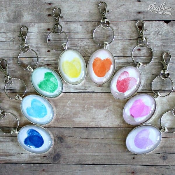 easy DIY thumbprint heart keychains (keepsake crafts and photo by C. Kartychok and Nell Regan K. founders of Rhythms of Play)