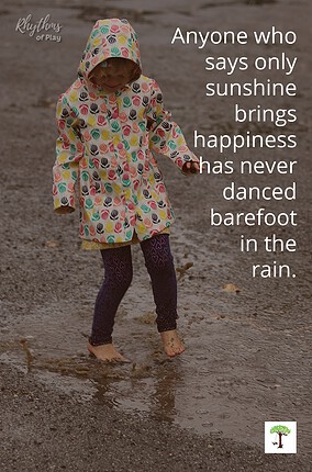 A child dances barefoot in a puddle on a rainy day, as the saying goes: "Anyone who says only sunshine brings happiness has never danced barefoot in the rain."